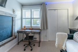 Bright and Spacious End-Unit Townhome with Private